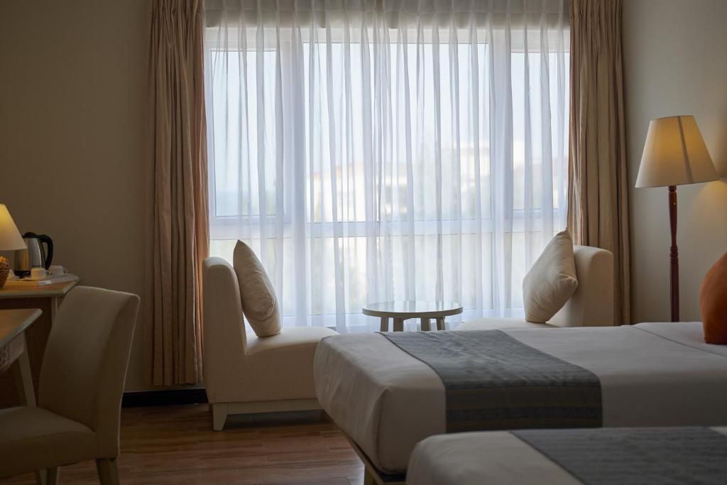 Двухместный (Улучшенный номер с кроватью размера «king-size» или 2 отдельными кроватями) курортного отеля Centara Sandy Beach Resort Danang, Дананг