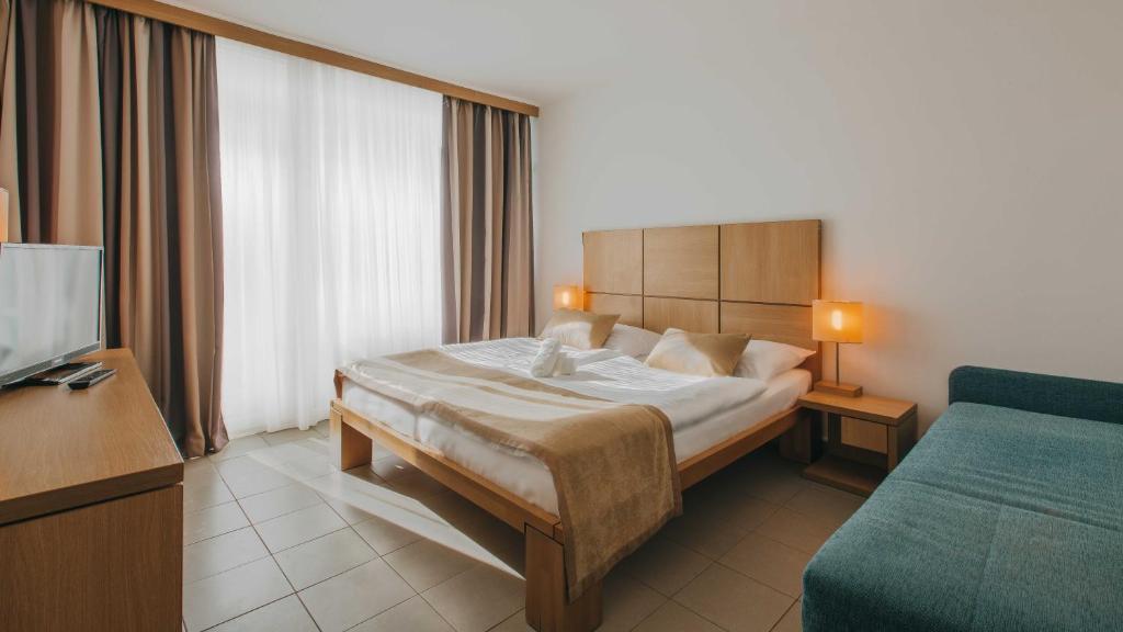 Двухместный (Двухместный номер «Комфорт» с 1 кроватью и балконом со стороны моря) отеля Hotel Beli Kamik, Нивице (Западная Хорватия)