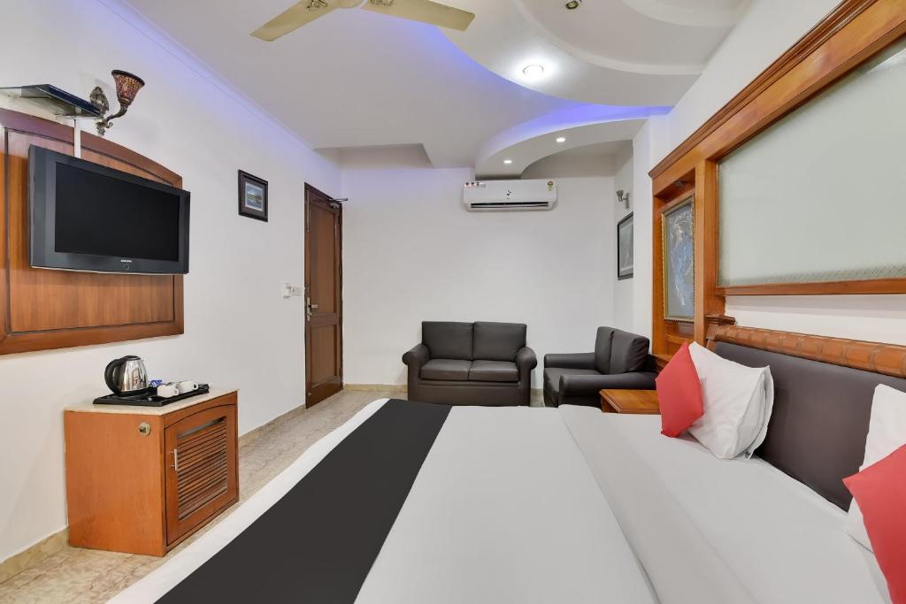 Двухместный (Двухместный номер Делюкс с 1 кроватью) отеля Capital O 44526 Hotel Tjs Royale, Нью-Дели