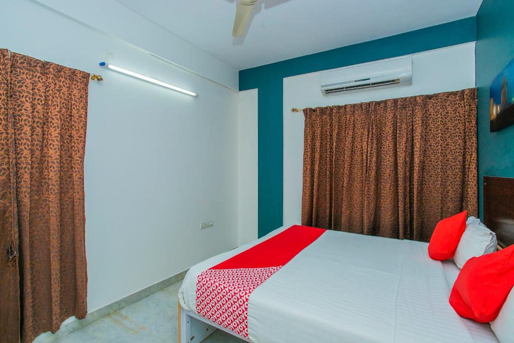 Трехместный (Трехместный номер Делюкс) отеля OYO 5379 White House Hotel, Бангалор