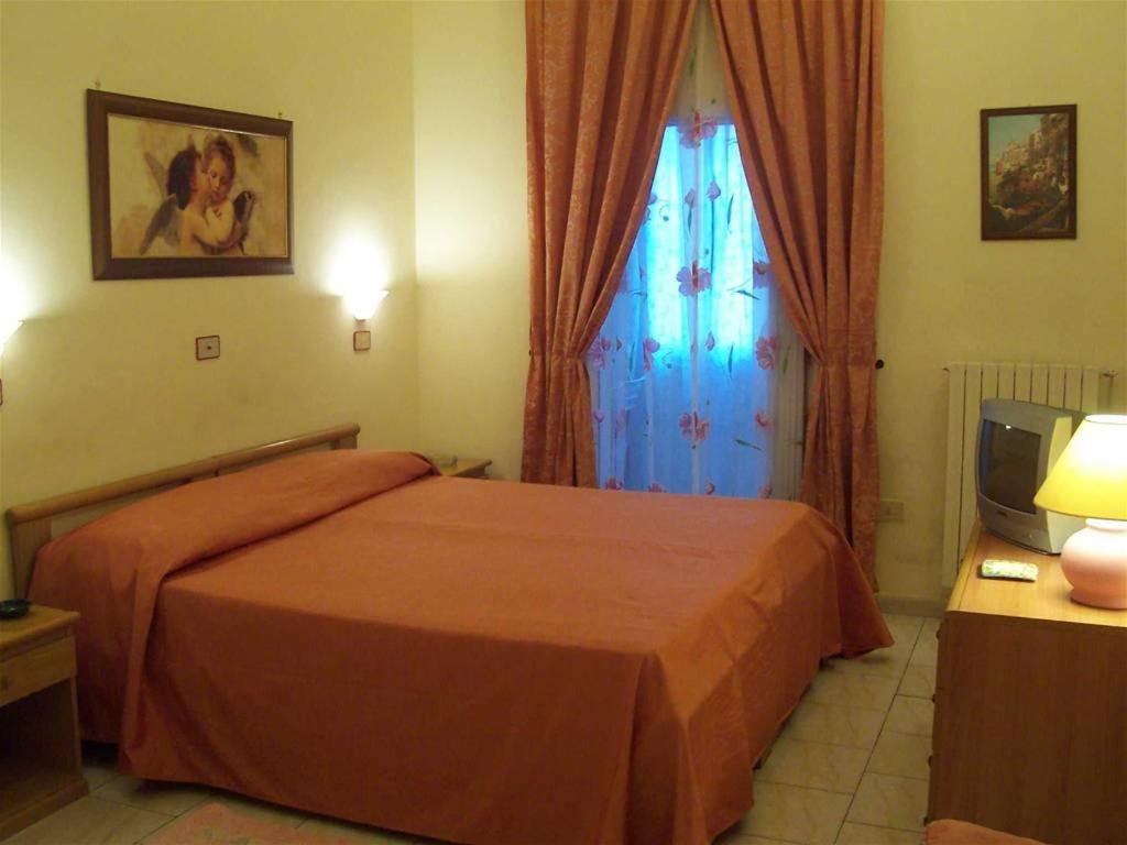 Двухместный (Двухместный номер с 1 кроватью или 2 отдельными кроватями) отеля Hotel Pensione Romeo, Бари