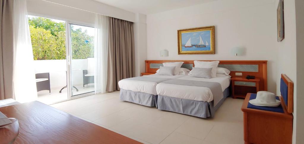Двухместный (Улучшенный двухместный номер с 1 кроватью или 2 отдельными кроватями и террасой) отеля Hotel Rocamarina - Adults Only, Кала Дор