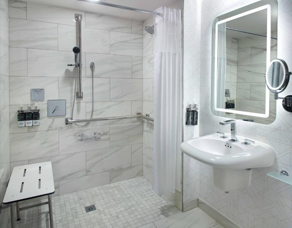 Двухместный (Deluxe 1 King Bed Mobility Accessible w/ Roll-In Shower), Georgia Tech Hotel and Conference Center