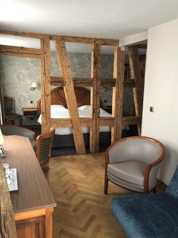 Двухместный (Улучшенный двухместный номер с 1 кроватью) отеля Hotel Restaurant Au Cerf d'Or, Страсбург