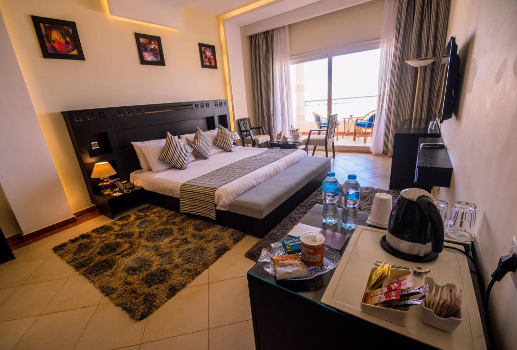 Двухместный (Двухместный номер Делюкс с 1 кроватью или 2 отдельными кроватями и видом на море) курортного отеля Concorde Moreen Beach Resort, Абу-Дабаб