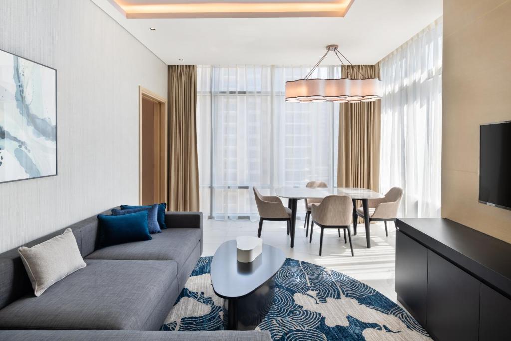 Сьюит (Семейный люкс с 1 спальней, видом на город и акцией «Счастливый час») отеля Wyndham Dubai Deira, Дубай