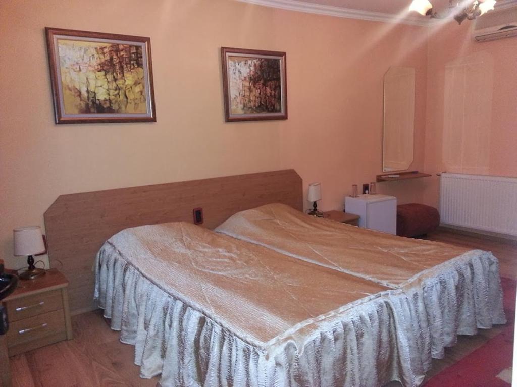 Двухместный (Двухместный номер с 2 отдельными кроватями - Подходит для гостей с ограниченными физическими возможностями) отеля Family Hotel Silvestar, Велико-Тырново