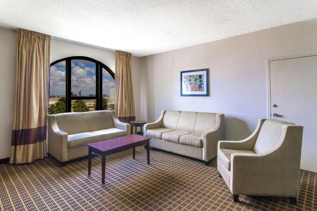 Сьюит (Suite with Two Queen Beds - Accessible/Non-Smoking), Clarion Inn & Suites Miami International Airport