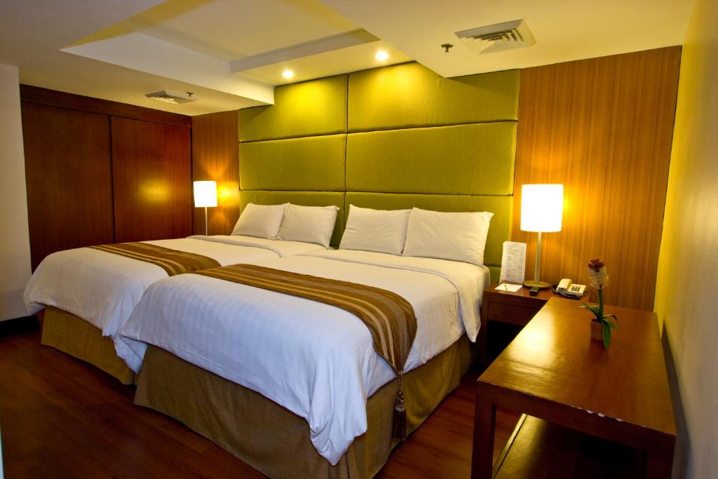 Сьюит (Полулюкс) отеля Crown Regency Hotel & Towers, Себу