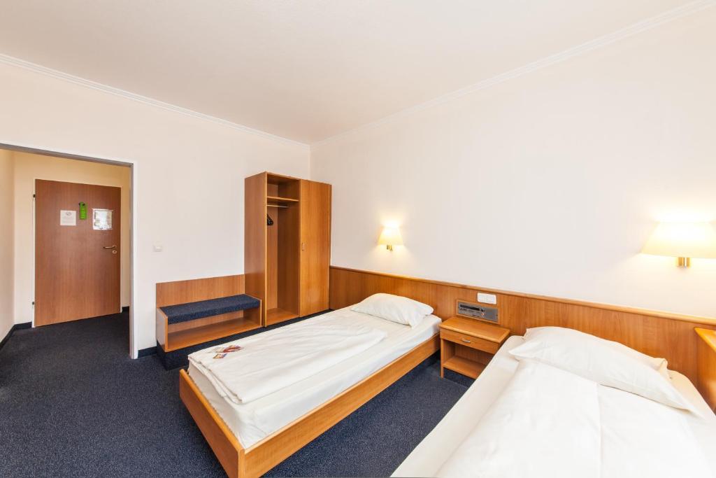 Двухместный (Двухместный номер с 2 отдельными кроватями и основными удобствами) отеля Hotel Antares Düsseldorf, Дюссельдорф