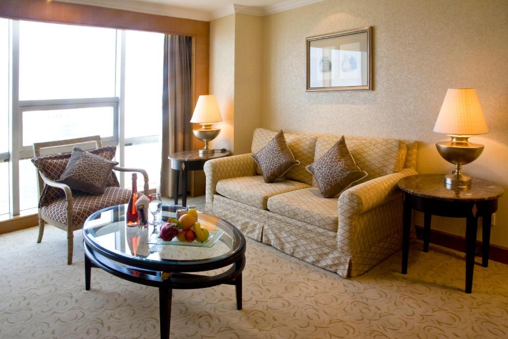 Сьюит (Executive Business King Suite), Crowne Plaza Qingdao