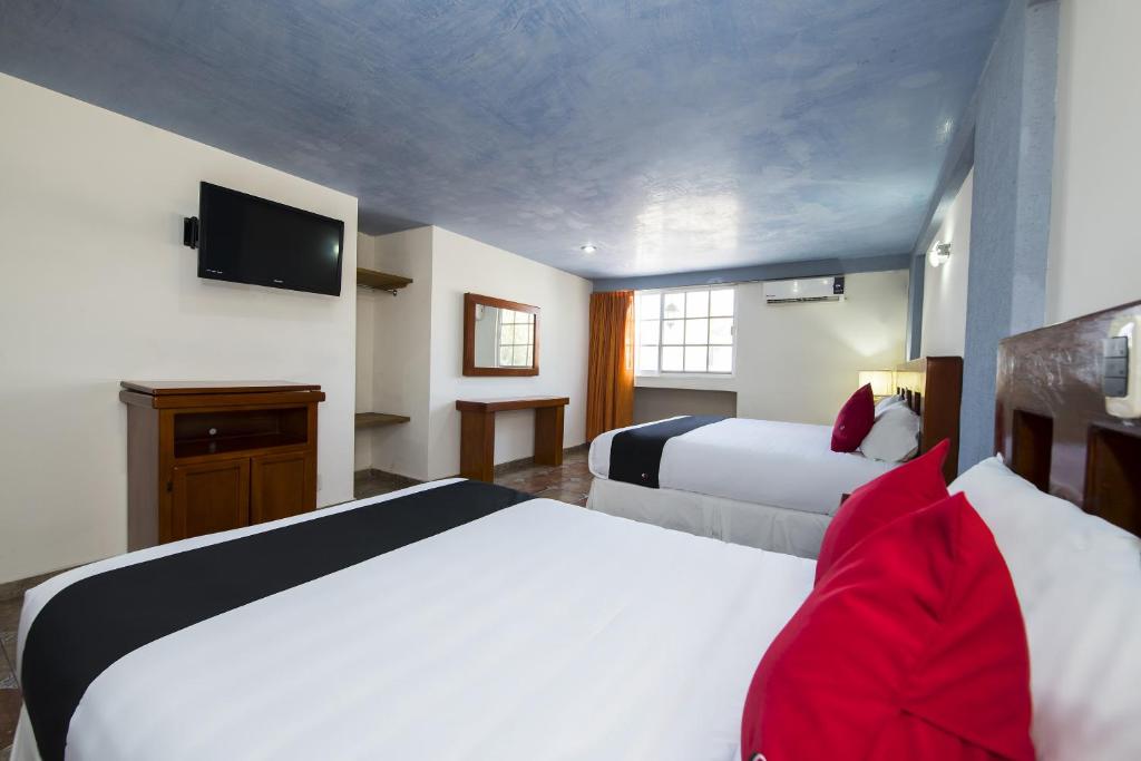 Двухместный (Улучшенный номер с 2 кроватями) отеля Hotel Suites de Reyes, Ирапуато