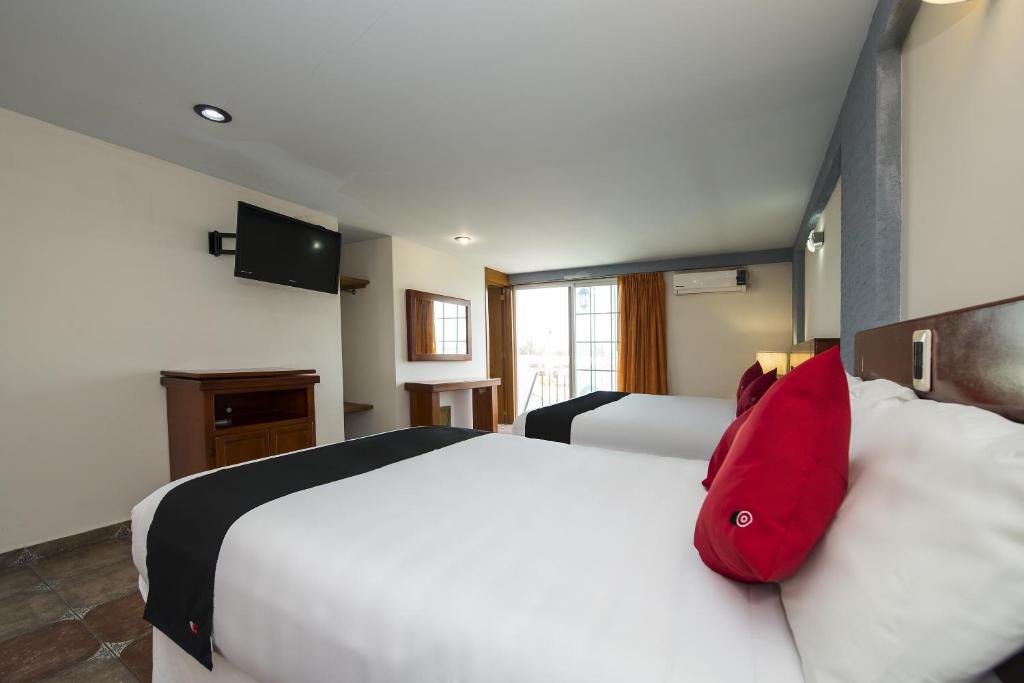 Двухместный (Двухместный номер Делюкс) отеля Hotel Suites de Reyes, Ирапуато