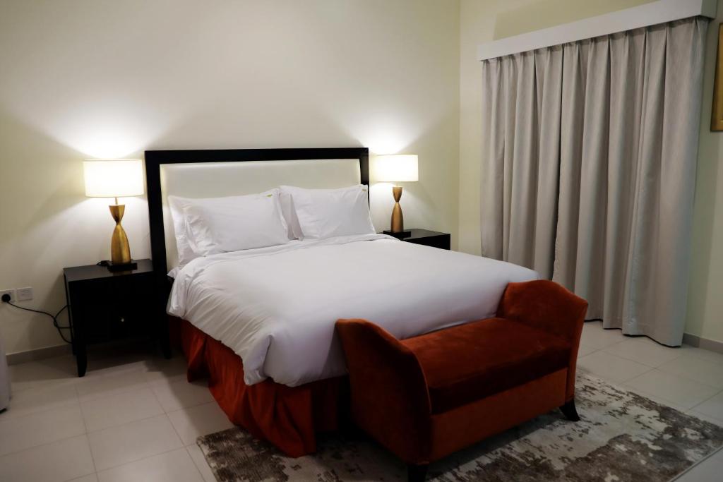 Двухместный (Двухместный номер с 1 кроватью или 2 отдельными кроватями и балконом) отеля JANNAH Homes Jacuzzi Villas, Рас-эль-Хайма