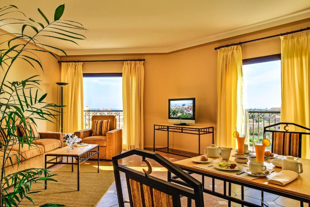 Сьюит (Апартаменты с кроватью размера «queen-size» (для 3 взрослых и 1 ребенка)) апарт-отеля Sol Y Mar Ivory Suites, Хургада