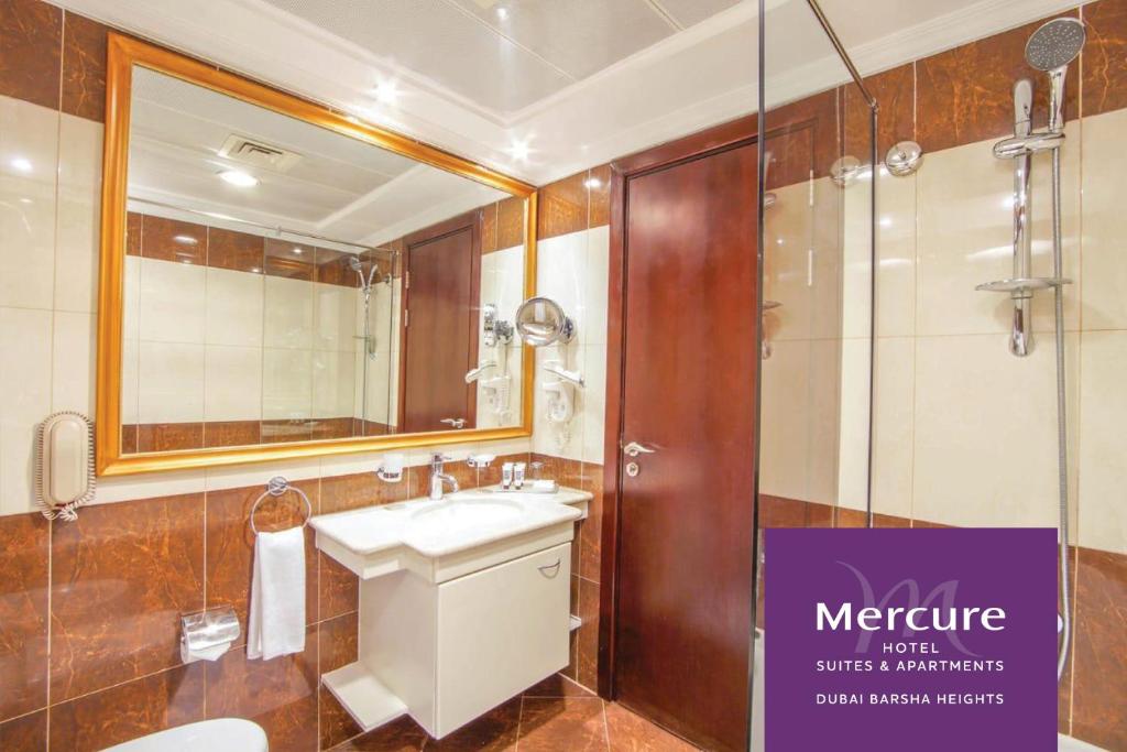 Апартаменты (Апартаменты с 1 спальней площадью 61 кв. м с 2 отдельными кроватями — Бесплатный трансфер от/до пляжа и скидка 20%на услуги прачечной и еду/нап�) апарт-отеля Mercure Hotel Apartments Dubai Barsha Heights, Дубай