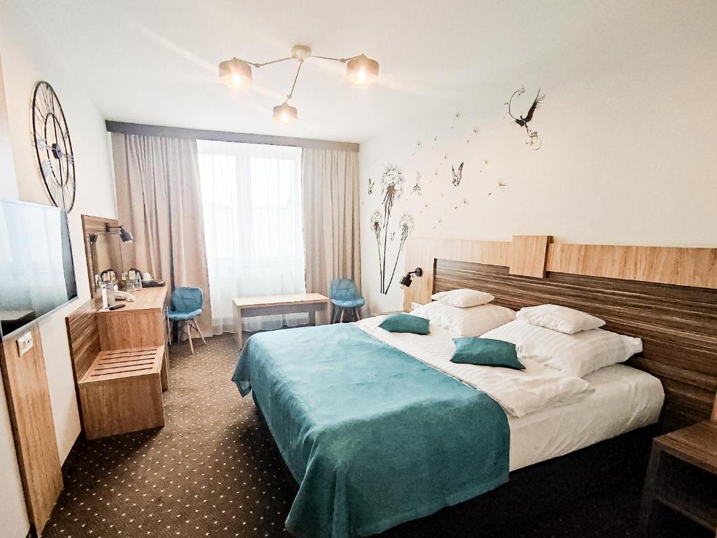 Двухместный (Улучшенный номер с кроватью размера «king-size») отеля Hotel Milenium, Легница