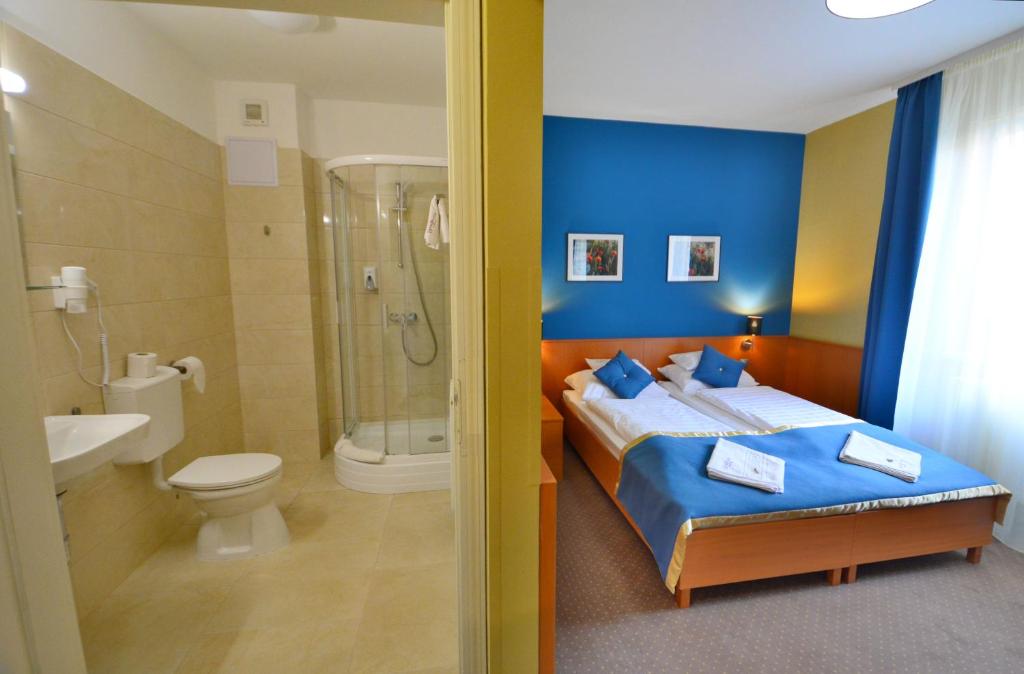 Двухместный (Двухместный номер с 1 кроватью или 2 отдельными кроватями) отеля Hotel Platan, Секешфехервар