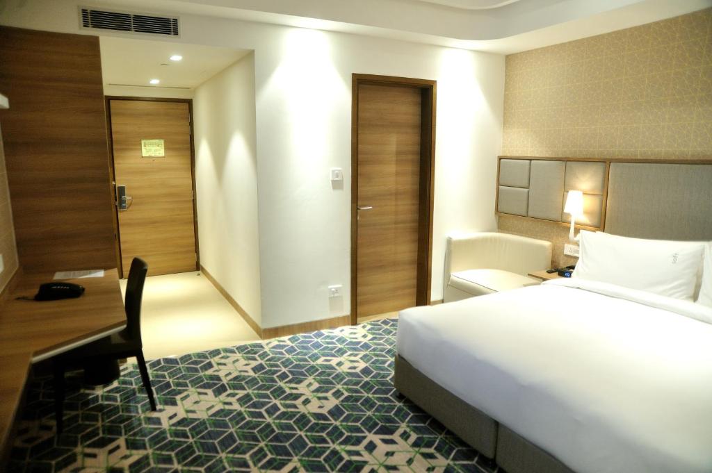 Двухместный (KING MOBIL ACCESSIBLE  WITH 10% DISCOUNT ON F&B, LCO TILL 1500 NS), Holiday Inn Gurugram Sector 90, an IHG Hotel