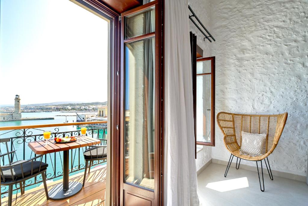 Сьюит (Люкс с кроватью размера «king-size» и гидромассажной ванной) апартамента Vista Del Porto Luxury Suites, Ретимно, Крит