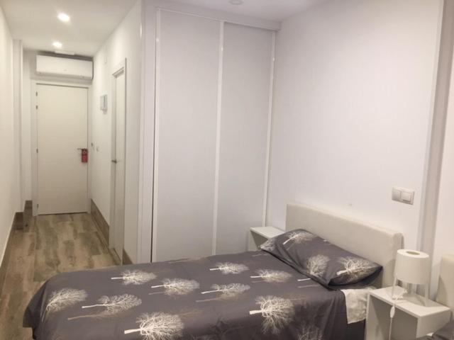 Двухместный (Двухместный номер с двуспальной кроватью и дополнительной кроватью) гостевого дома Rooms H Skyline, Мадрид