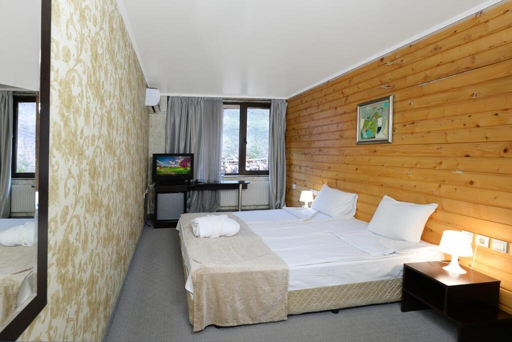 Двухместный (Двухместный номер с 1 кроватью или 2 отдельными кроватями и балконом) отеля Spa Hotel Select - Halfboard, Велинград