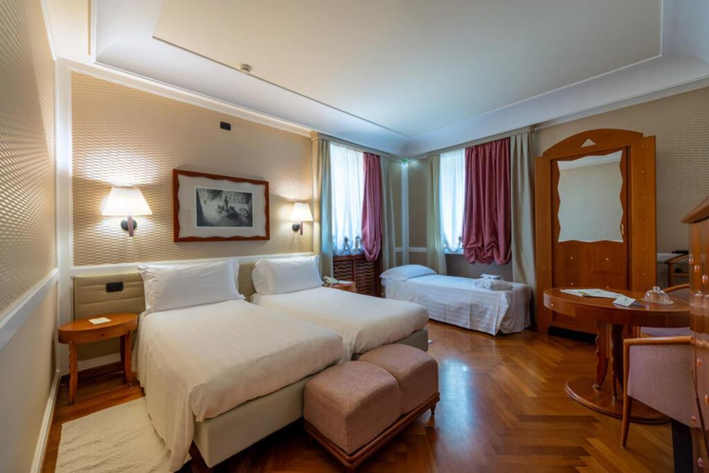 Трехместный (Трехместный номер Делюкс с видом на море) отеля Grand Hotel Ortigia, Сиракузы