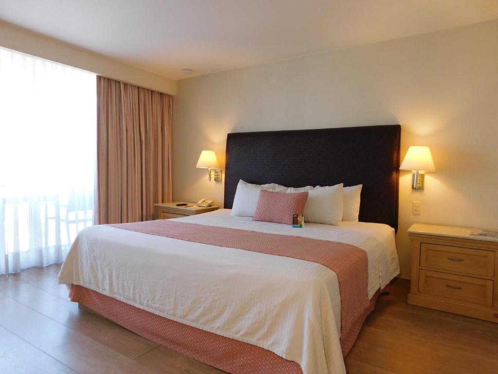 Двухместный (Улучшенный номер с кроватью размера «king-size») отеля Hotel Palacio Azteca, Тихуана