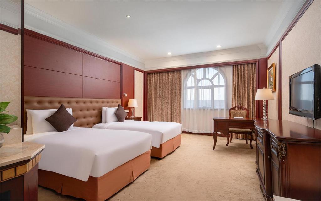 Двухместный (Двухместный номер Делюкс с 2 отдельными кроватями) отеля Howard Johnson Hong Qiao Airport Hotel Shanghai, Шанхай