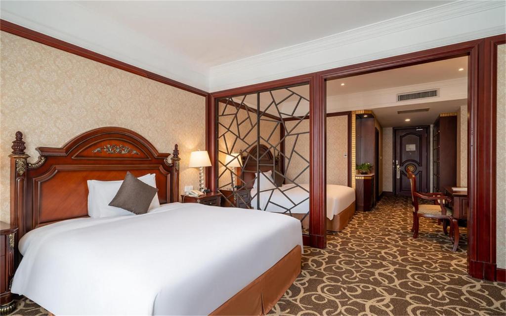 Двухместный (Двухместный номер Делюкс с 1 кроватью размера «king-size») отеля Howard Johnson Hong Qiao Airport Hotel Shanghai, Шанхай
