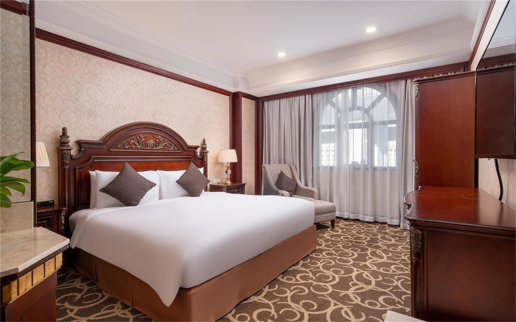 Двухместный (Роскошный люкс) отеля Howard Johnson Hong Qiao Airport Hotel Shanghai, Шанхай