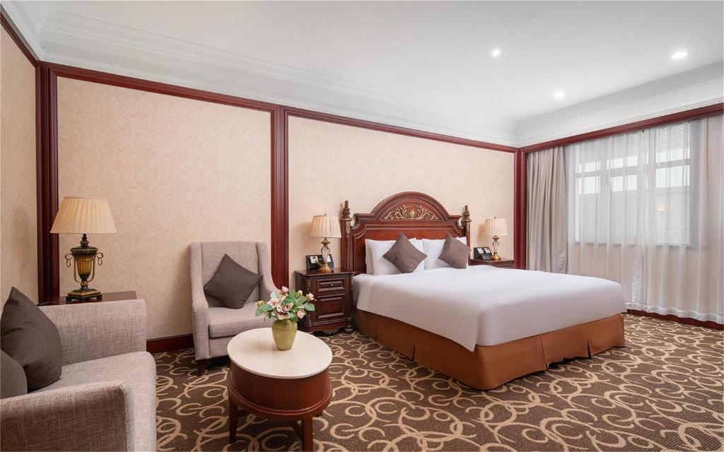 Двухместный (Представительский люкс) отеля Howard Johnson Hong Qiao Airport Hotel Shanghai, Шанхай