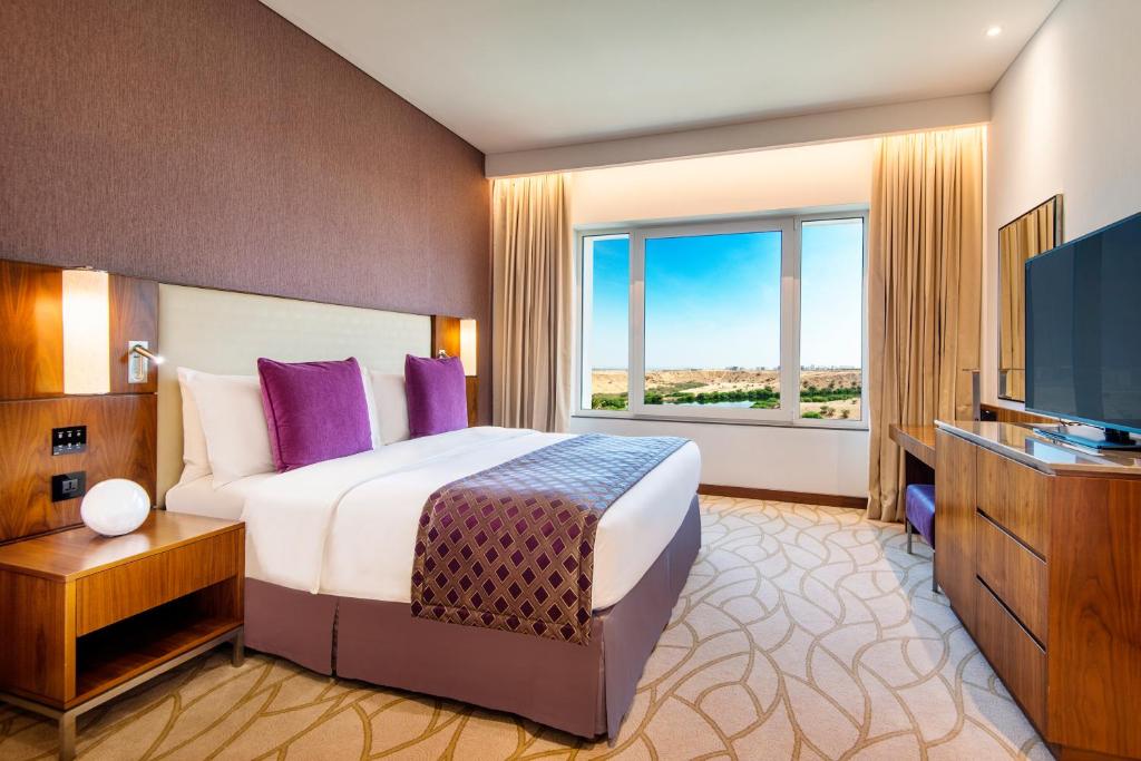 Двухместный (Двухместный номер с 1 кроватью, вид на вади) отеля Crowne Plaza Muscat OCEC, Маскат