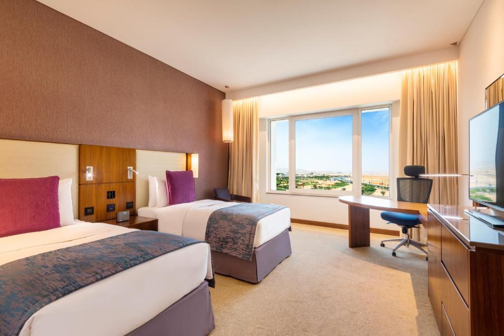 Двухместный (Двухместный номер с 2 отдельными кроватями, вид на вади — Для некурящих) отеля Crowne Plaza Muscat OCEC, Маскат