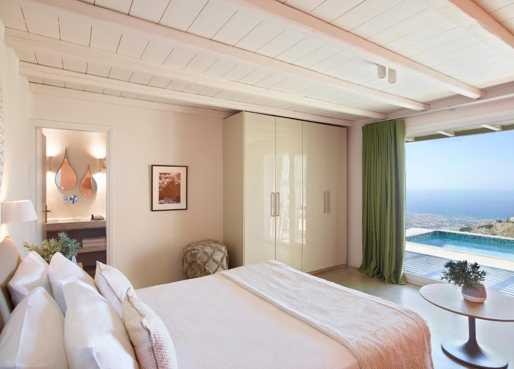 Номер (Private Pool Suite Sea View) отеля Aeolis Tinos Suites, Тинос