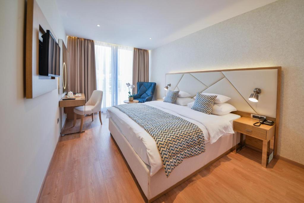 Двухместный (Улучшенный двухместный номер с 1 кроватью) отеля Mediteran Hotel & Resort, Будва