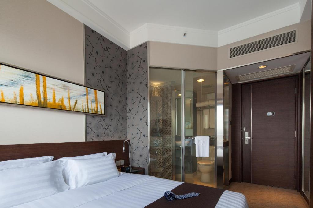 Двухместный (Представительский номер с кроватью размера «queen-size» или двухместный номер с 2 отдельными кроватями) отеля Rosedale Hotel Kowloon, Гонконг (город)