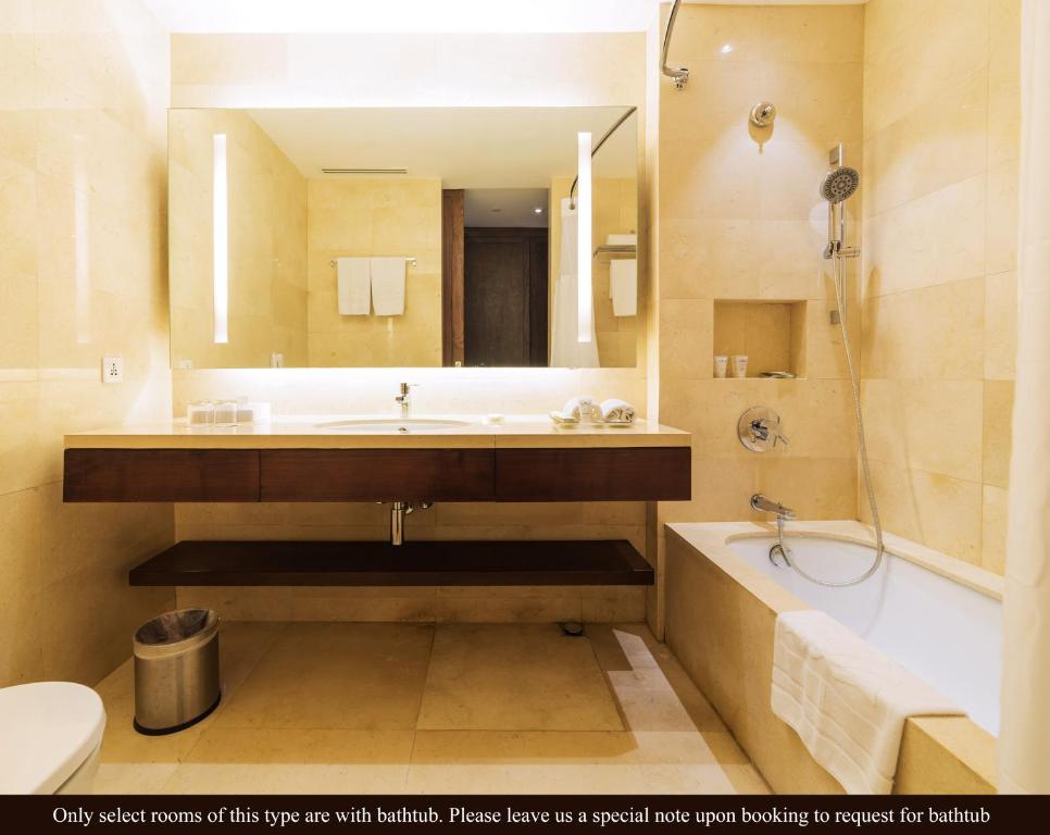 Двухместный (Улучшенный двухместный номер с 2 отдельными кроватями) отеля City Garden Grand Hotel, Манила