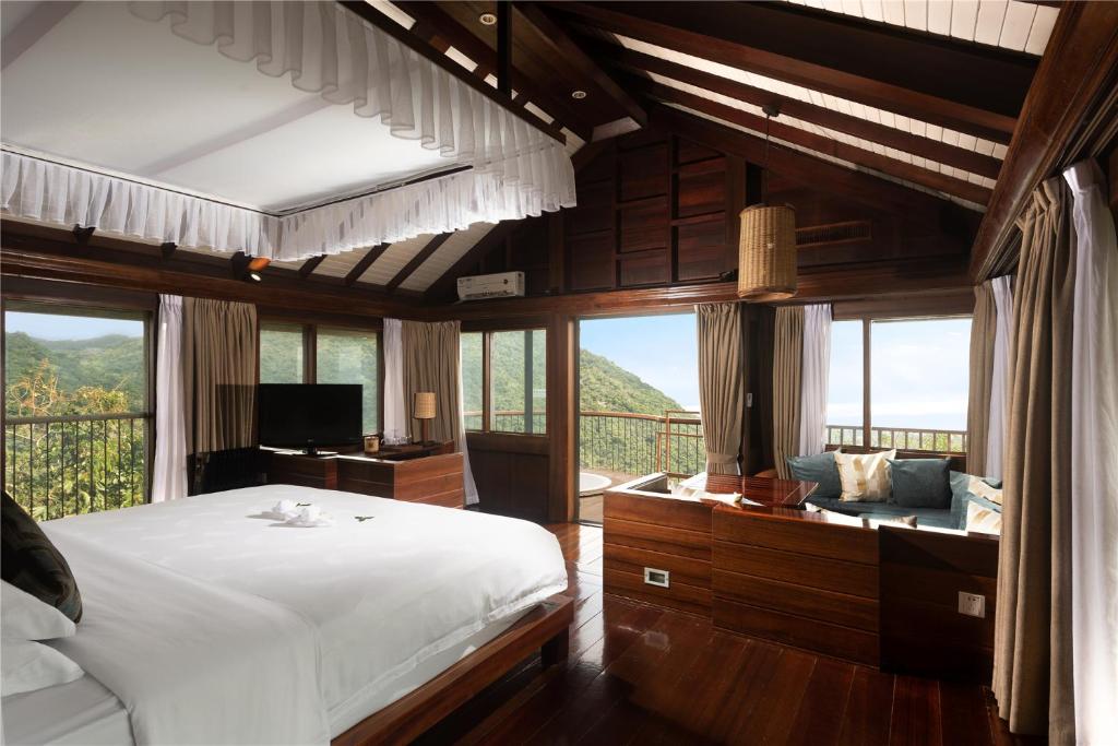 Двухместный (Вилла Делюкс «Орел» с балконом с видом на море) отеля Yalong Bay Earthly Paradise Birds Nest Resort, Санья