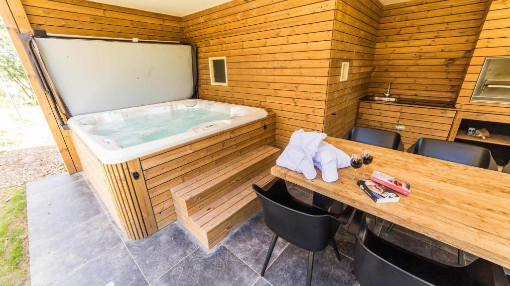 Вилла (Улучшенная вилла с собственной спа-зоной с гидромассажной ванной, рядом с водой) парк-отеля Dormio Resort Maastricht, Маастрихт