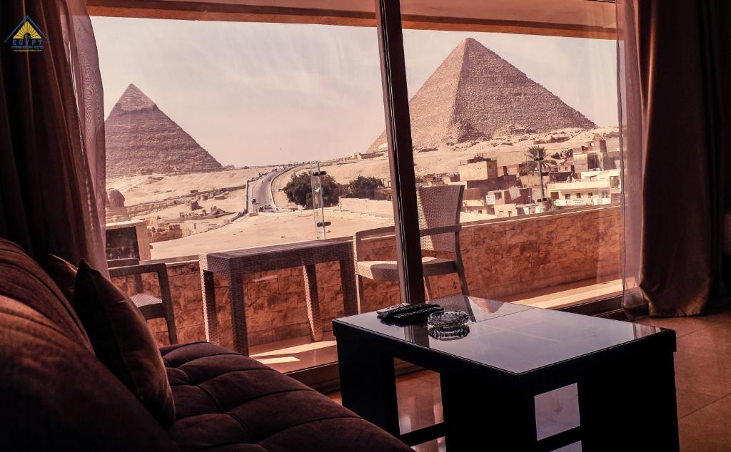 Сьюит (Люкс с кроватью размера «king-size», балконом и видом на пирамиду) отеля Egypt pyramids inn, Каир