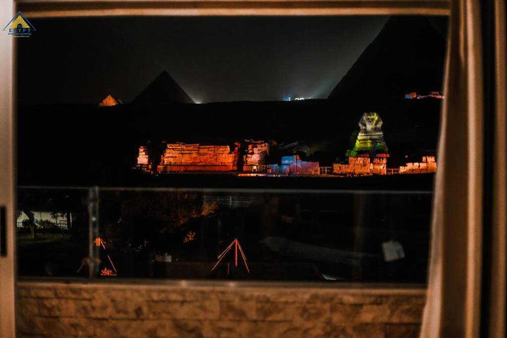 Семейный (Семейный номер с балконом и видом на пирамиду) отеля Egypt pyramids inn, Каир