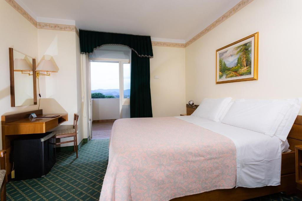 Двухместный (Двухместный номер с 1 кроватью или 2 отдельными кроватями и балконом) отеля Hotel Abano Verdi, Абано-Терме