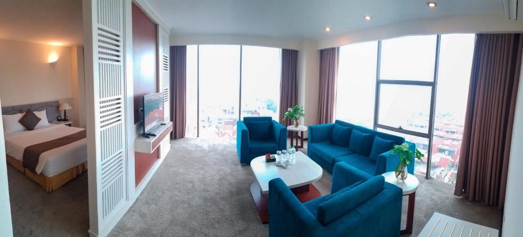 Двухместный (Номер с кроватью размера «king-size» и видом на море) отеля Muong Thanh Dien Chau Hotel, Винь