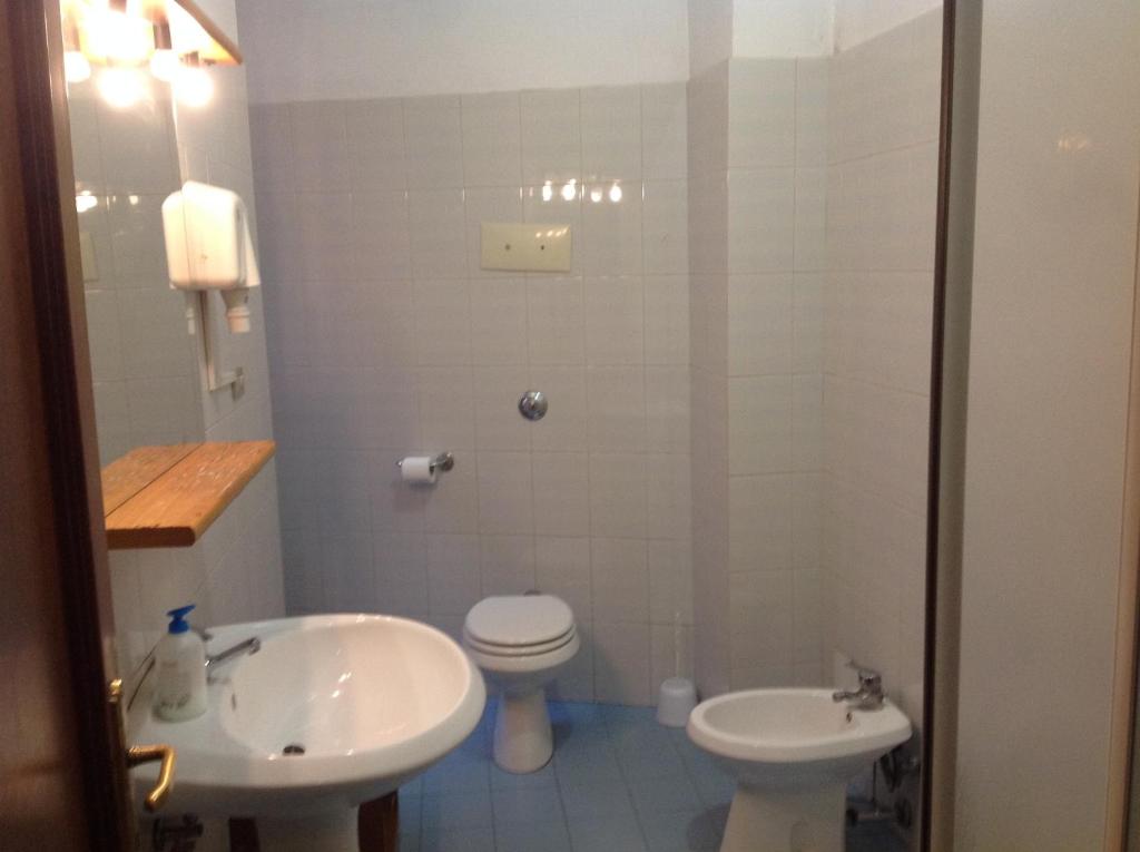 Двухместный (Двухместный номер с 2 отдельными кроватями и общей ванной комнатой) гостевого дома Riva Reno GuestHouse, Болонья