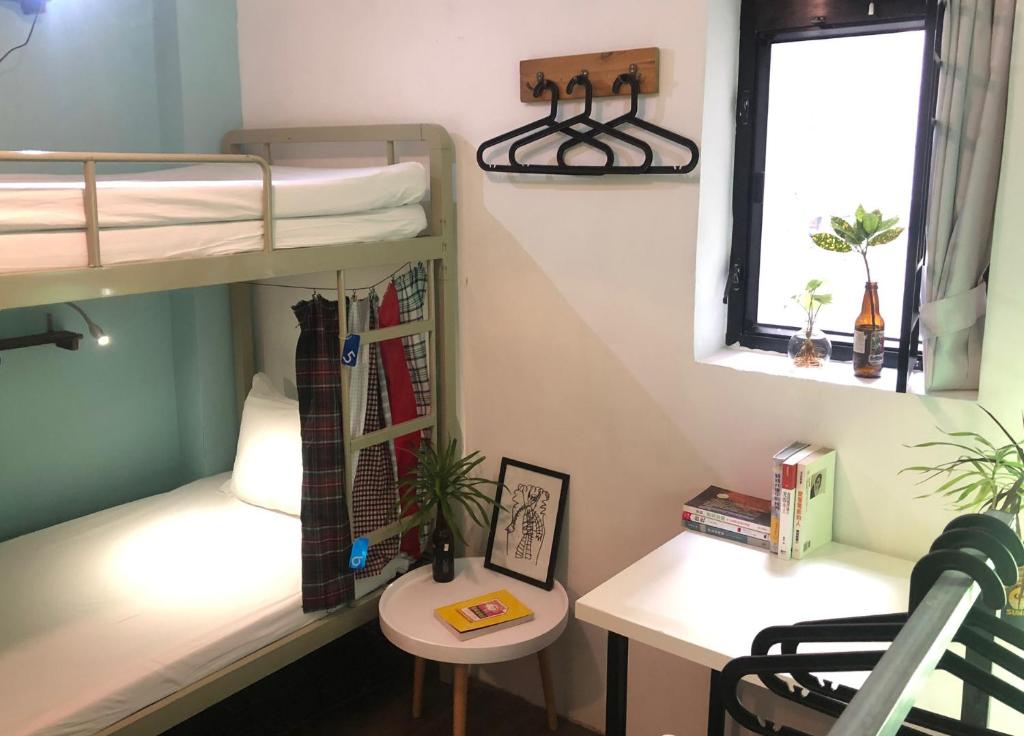 Номер (Кровать в общем номере с 2 кроватями) хостела Hop Inn on Mody, Гонконг (город)