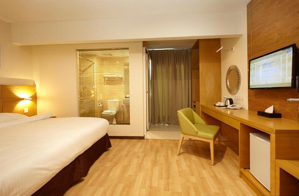 Двухместный (Номер Делюкс с кроватью размера «queen-size»), Hotel Six Seasons @ Mid Valley