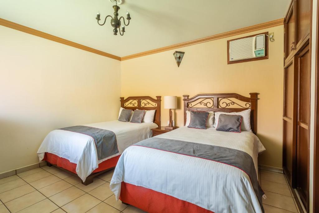 Двухместный (Стандартный двухместный номер с 2 двуспальными кроватями) отеля Hotel Angel Inn, Оахака-де-Хуарес