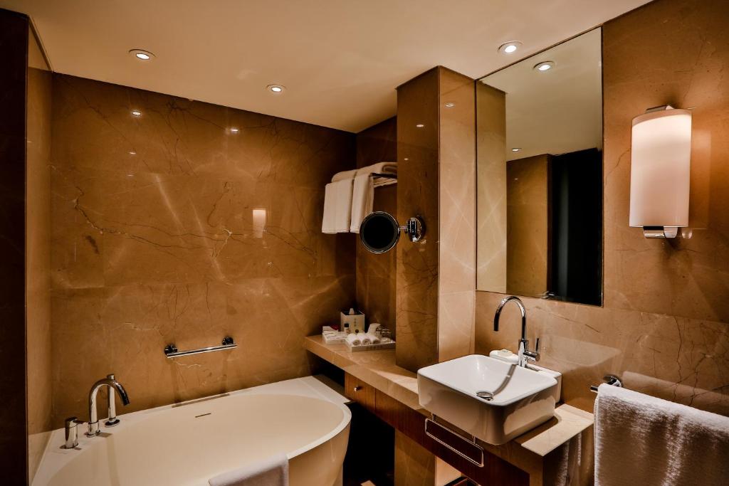 Двухместный (Premium King Bed Room with Lounge Access) отеля Crowne Plaza Chennai Adyar Park, Ченнаи