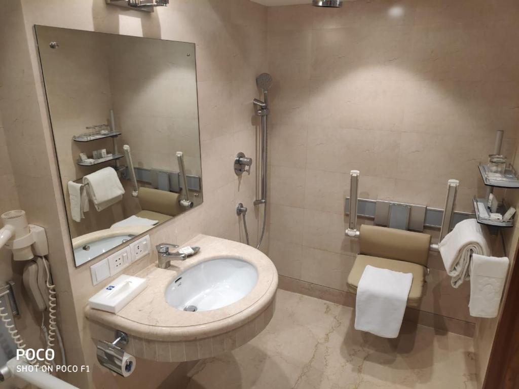 Двухместный (Club Double or Twin Room with complimentary one way airport transfer, 20% discount on Food&Soft beverages, Early check in and late check out for 4 hours, upgrade to next category (subject to avl)), Jaypee Siddharth